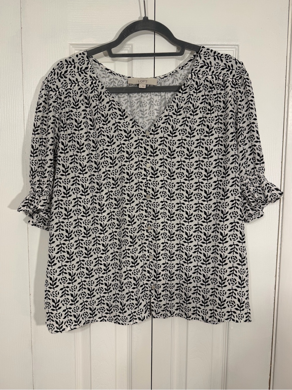 LOFT Leaf/Floral Print Button Front Blouse Size L Black White